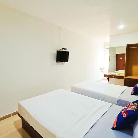 Yutaka Inn Dukuh Kupang Сурабая Екстериор снимка