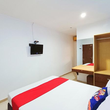 Yutaka Inn Dukuh Kupang Сурабая Екстериор снимка