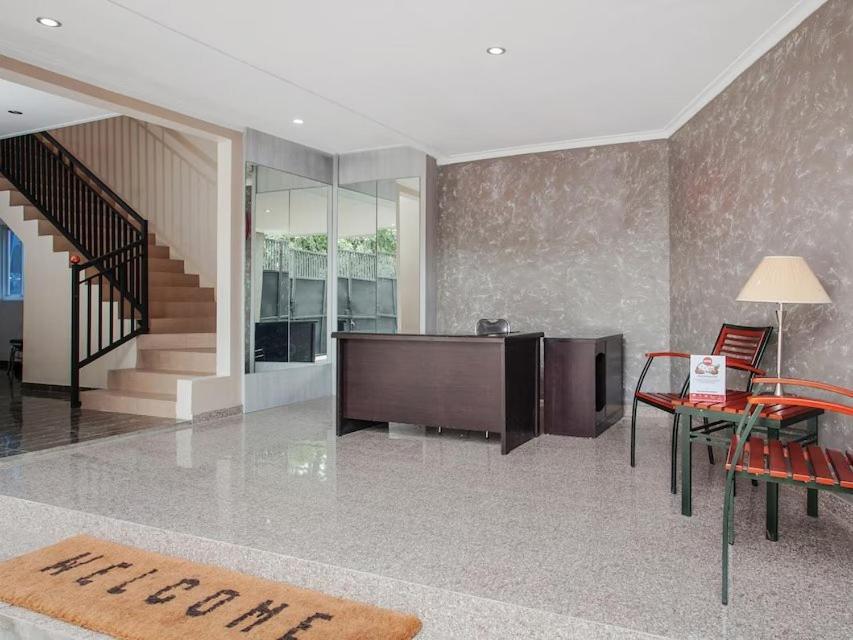 Yutaka Inn Dukuh Kupang Сурабая Екстериор снимка
