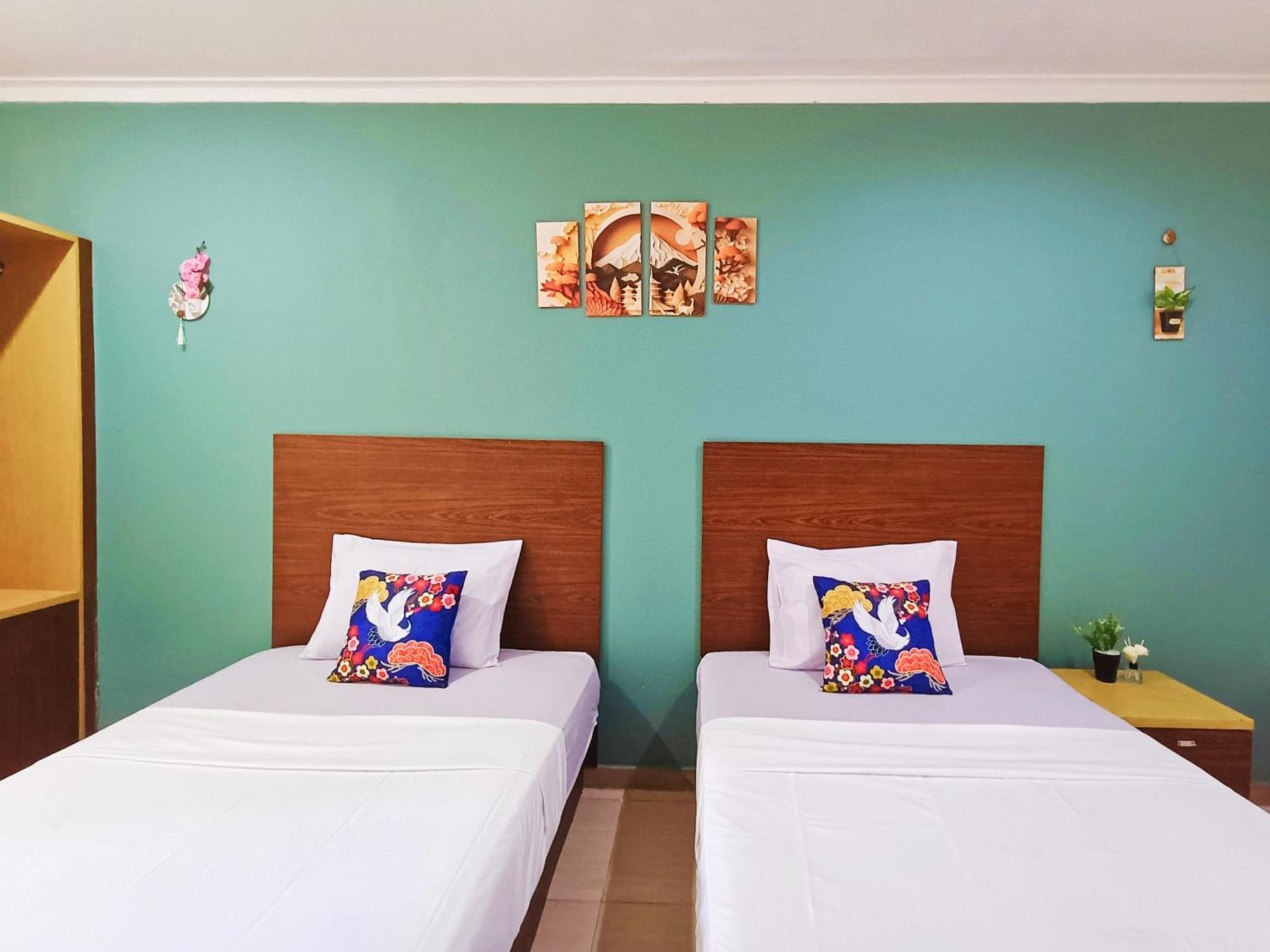 Yutaka Inn Dukuh Kupang Сурабая Екстериор снимка