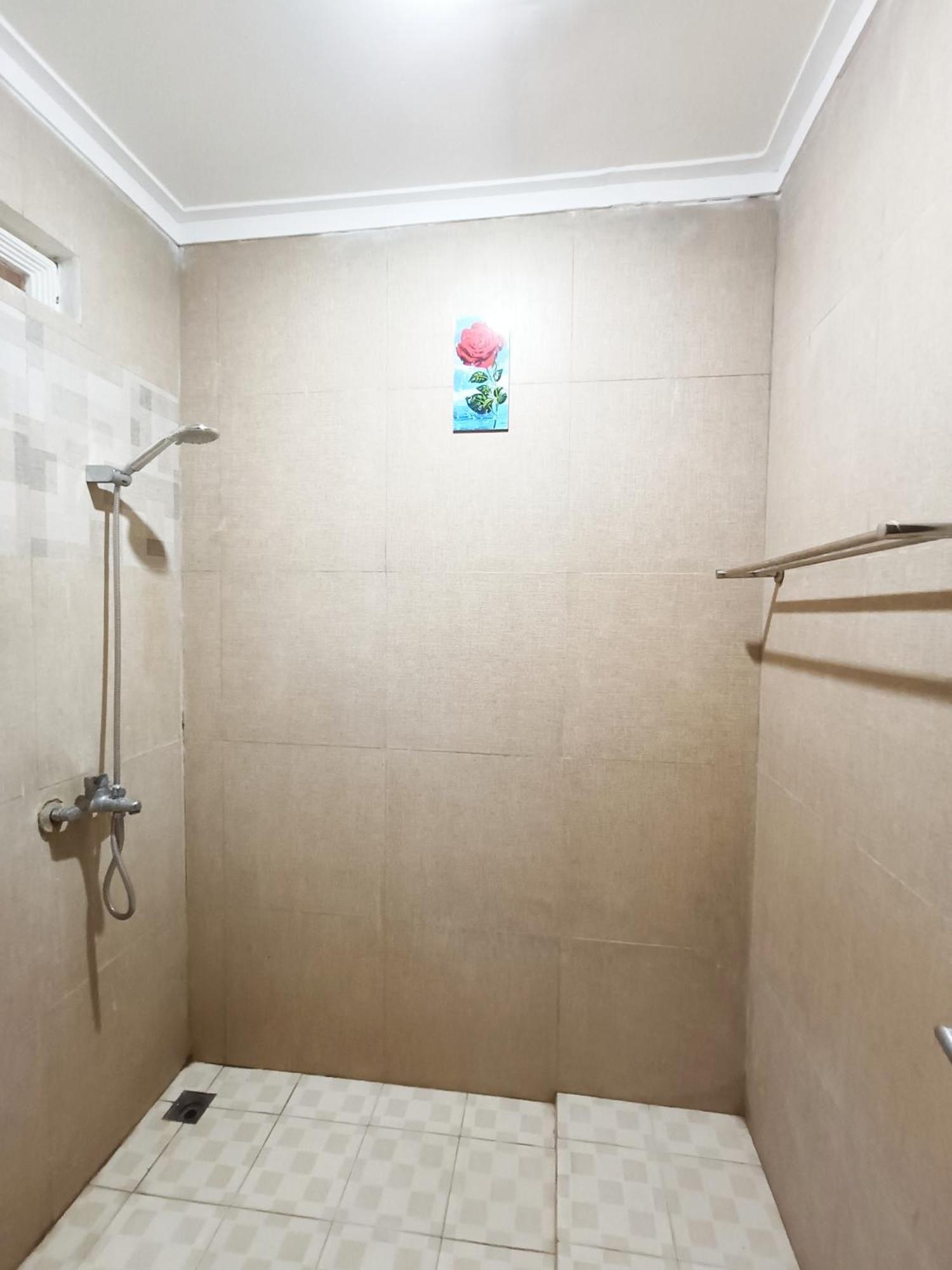 Yutaka Inn Dukuh Kupang Сурабая Екстериор снимка